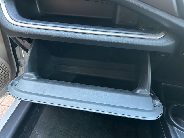 車検証や小物類をたっぷり収納できるグローブボックス！【アクア】